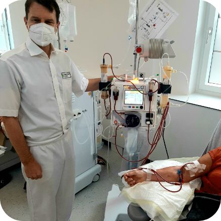 Ein Arzt bei der Dialyse im Nierenzentrum Eichstätt